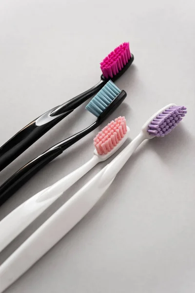Conceito dental - escovas de dentes coloridas — Fotografia de Stock