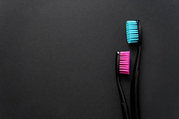 Стоматологічна концепція барвисті зубні щітки — стокове фото