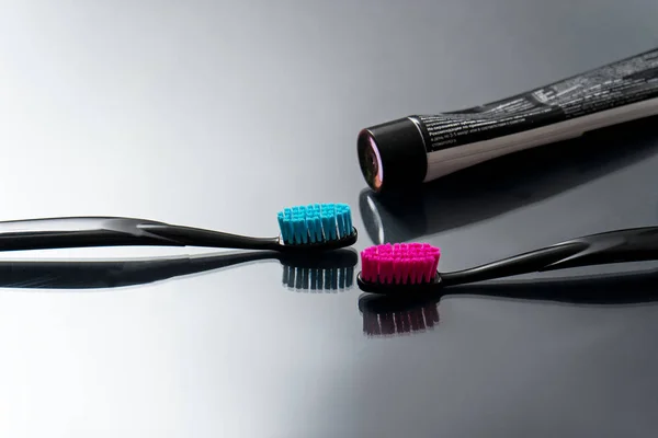カラフルな歯ブラシと歯磨き粉 — ストック写真