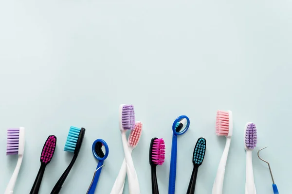 Cuidar de los cepillos de dientes coloridos — Foto de Stock