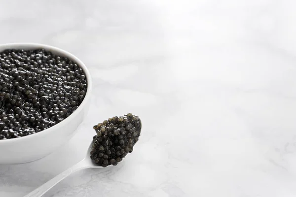 Caviar negro en tazón blanco —  Fotos de Stock