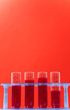 kan ile Tıp Şişeler