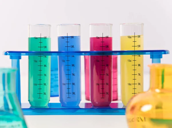Filtros de laboratório com líquidos — Fotografia de Stock