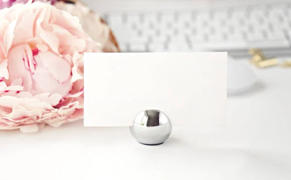 Posto di lavoro femminile con carta bianca — Foto Stock