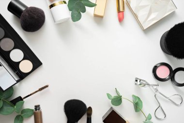 Dekoratif kozmetik kümesi