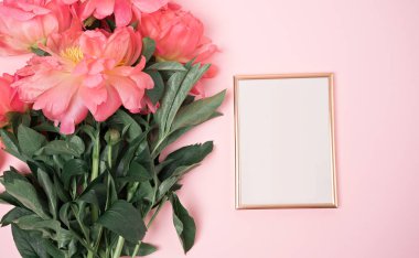 Şakayık çiçekleri bouquete çerçeve ile