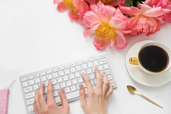 Espacio de trabajo de escritorio femenino —  Fotos de Stock