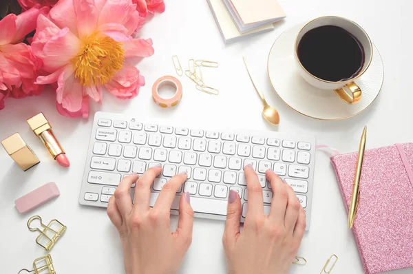 Espacio de trabajo de escritorio femenino — Foto de Stock