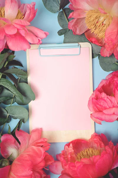 Peony flowers bouquete with clipboard — Stock Photo, Image