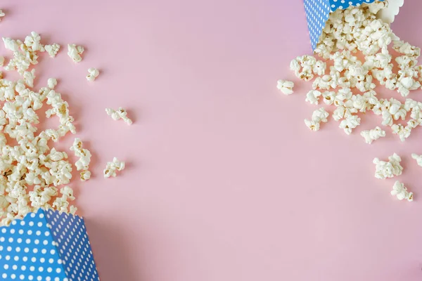 Mavi patlamış mısır kutuları