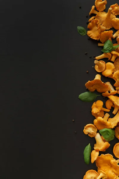 Kantareller svamp på svart bord — Stockfoto