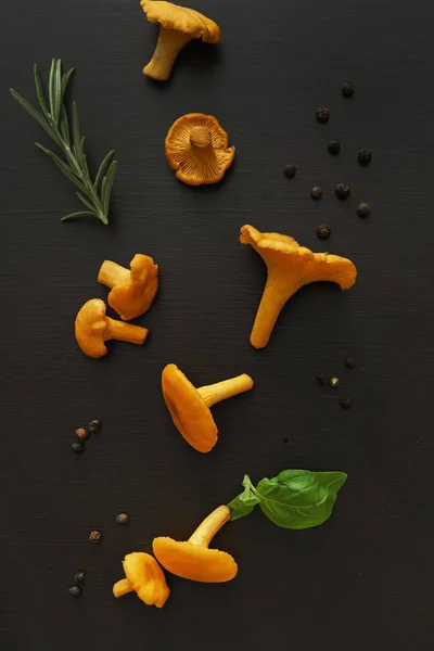 Cogumelos chanterelles na mesa preta — Fotografia de Stock