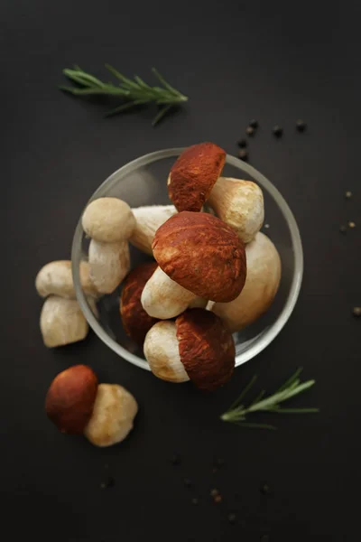 Cogumelos brancos em tigela — Fotografia de Stock