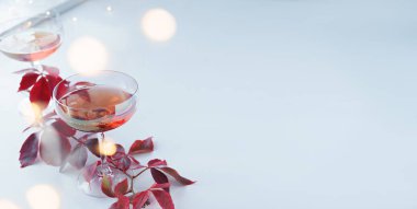 İki kadeh kırmızı şampanya.