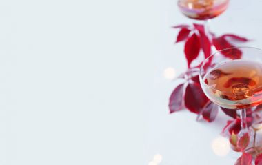 İki kadeh kırmızı şampanya.