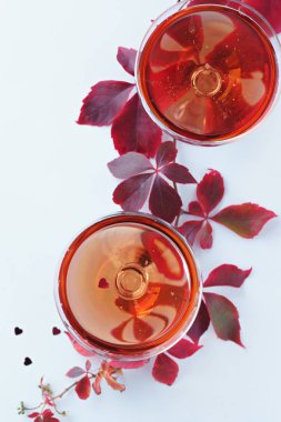 konfeti ile kırmızı şampanya bardağı 