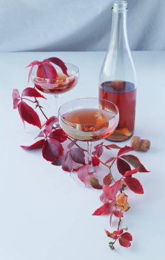 şişe kırmızı şampanya bardağı 