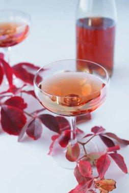 şişe kırmızı şampanya bardağı 