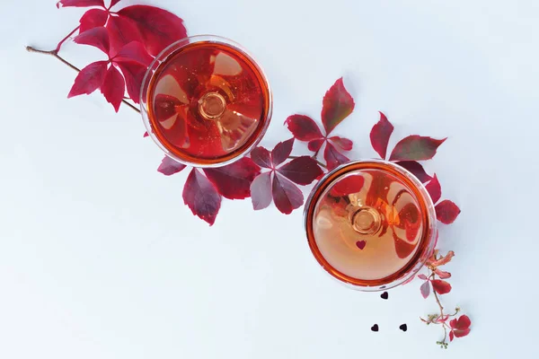 紙吹雪と赤いシャンパン グラス — ストック写真