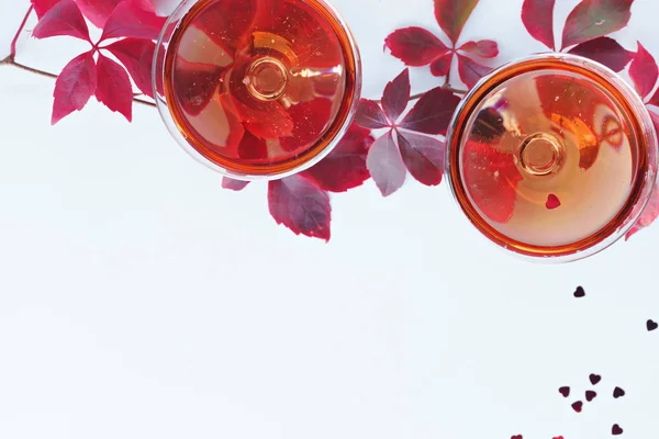 Taças de champanhe vermelho com confete — Fotografia de Stock
