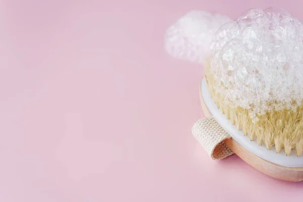 Burbujas de espuma en el cepillo corporal — Foto de Stock