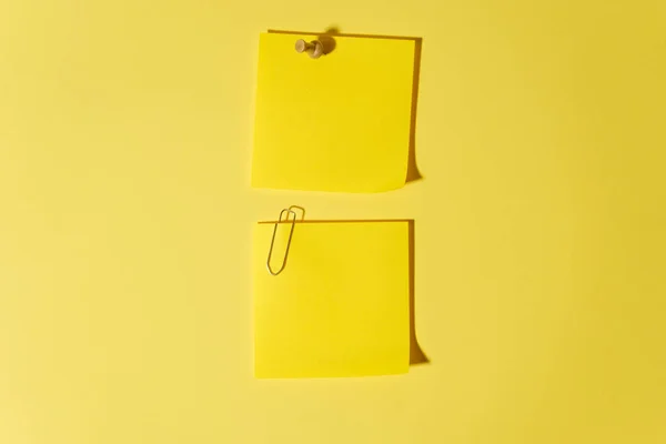Notas amarelas em branco — Fotografia de Stock