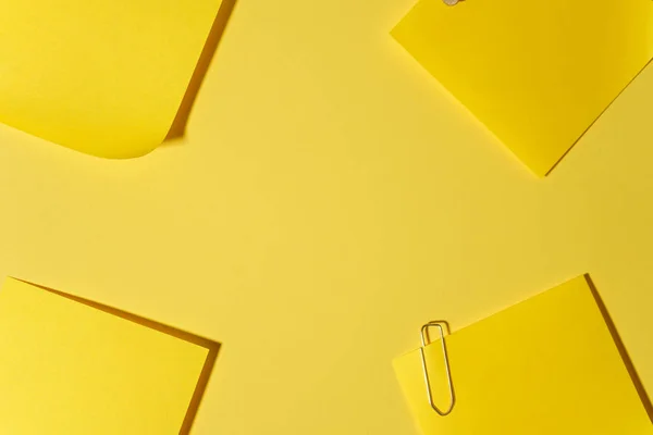 Notas pegajosas amarelas com clipe — Fotografia de Stock
