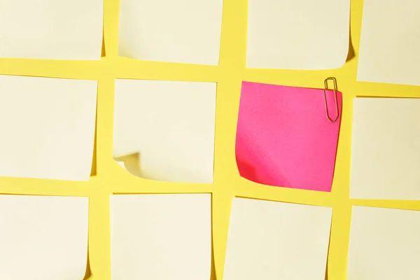 Notas amarelas e rosa em branco — Fotografia de Stock