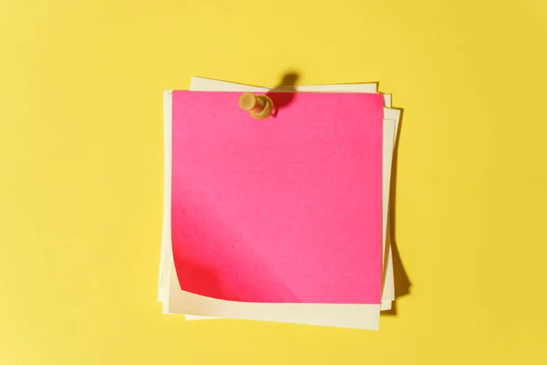 Notas amarelas e rosa em branco — Fotografia de Stock