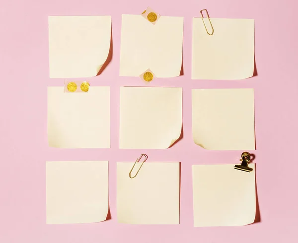 Self-stick notes with pushpins — Stock Photo, Image