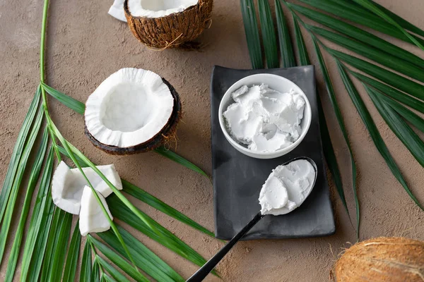 Bild Von Frischer Kokoscreme Milch Und Kokosnüssen — Stockfoto