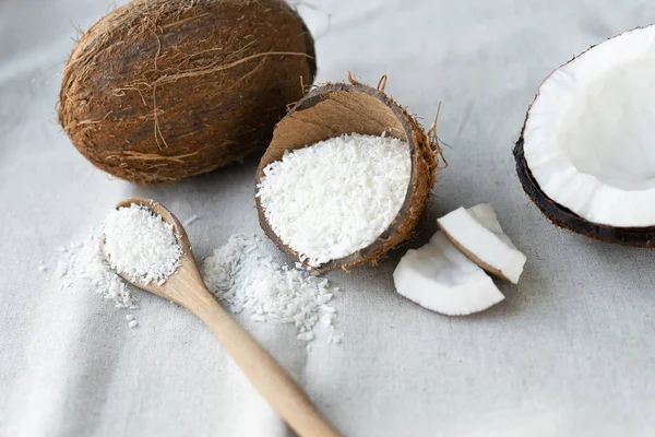 Frische Hälfte Geschnitten Und Ganze Kokosnüsse Mit Kokosflocken Auf Backpapier — Stockfoto