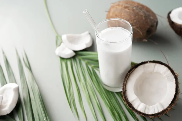 ココナッツ デイリー ミルクを使った新鮮な半分と全体のココナッツのイメージ — ストック写真
