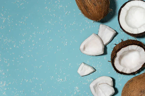 Čerstvý Půlřez Celé Kokosové Ořechy Kokosovými Vločkami Modrém Pozadí — Stock fotografie