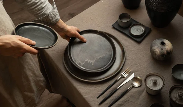 Hombre Sosteniendo Placas Cerámica Hechas Mano Oscuras — Foto de Stock