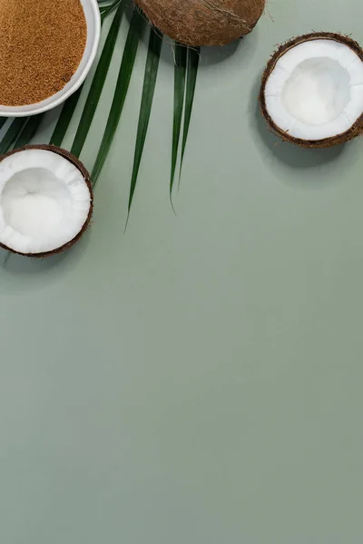 Verse Kokosnoten Met Bruine Palmsuiker Groene Ondergrond — Stockfoto