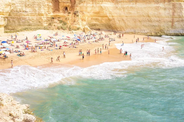 Sandy beach insanlarla dolu deniz tarafından