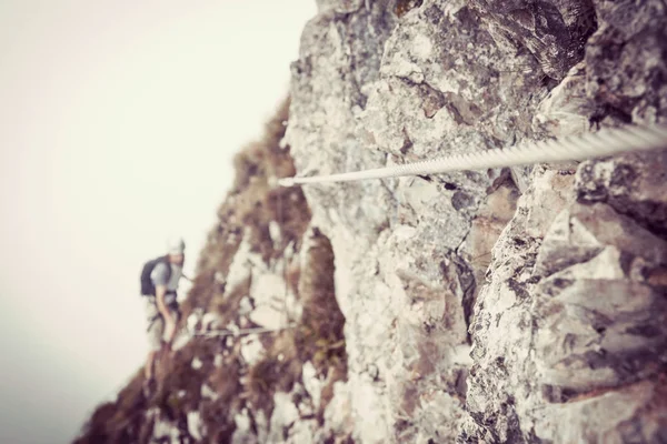 Jistící lano horolezec — Stock fotografie