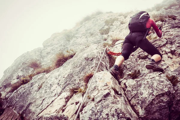 Junge Frau auf Klettersteig — Stockfoto