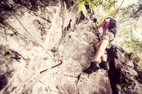 Junge Frau klettert auf Klettersteig — Stockfoto