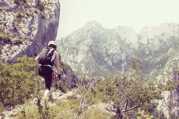 Bergsteiger tritt an der Spitze des Berges auf — Stockfoto