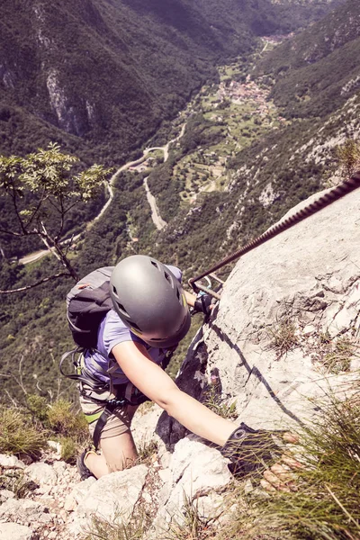 Frau klettert in den Bergen — Stockfoto