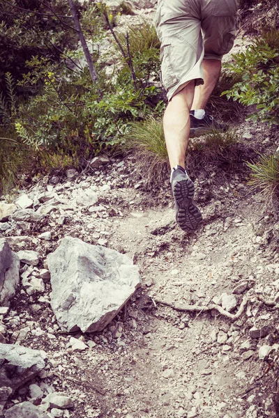 Füße von Bergläufern — Stockfoto