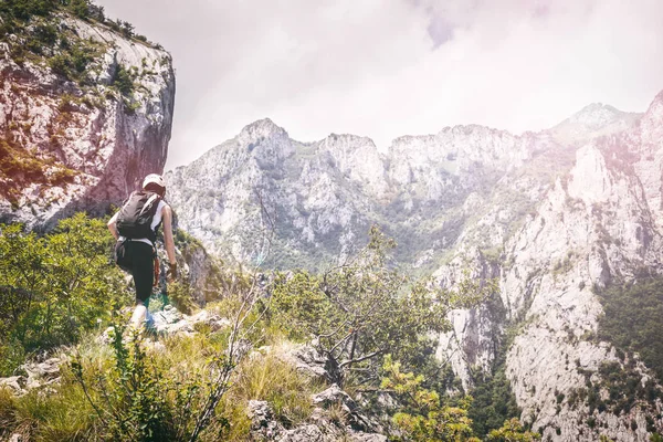 Courageous woman in mountains — Stock Photo, Image