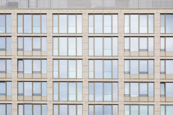 Строительные леса на фасаде современного дома
