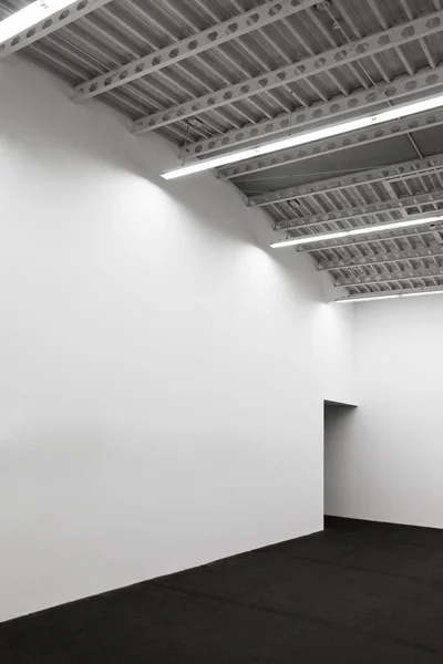 展览空间与白色的墙壁 — 图库照片