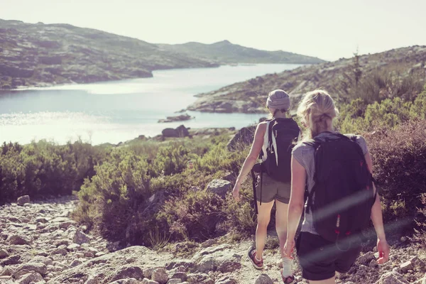 Two friends on trip in wild — Stock Photo, Image