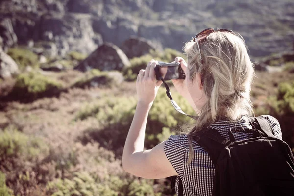 Estilo de vida símbolo fotografiando mujer — Foto de Stock