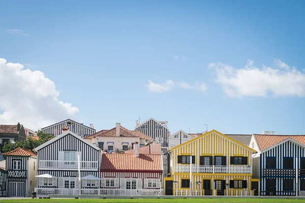 Casas coloridas de madeira em Portugal Imagens De Bancos De Imagens Sem Royalties