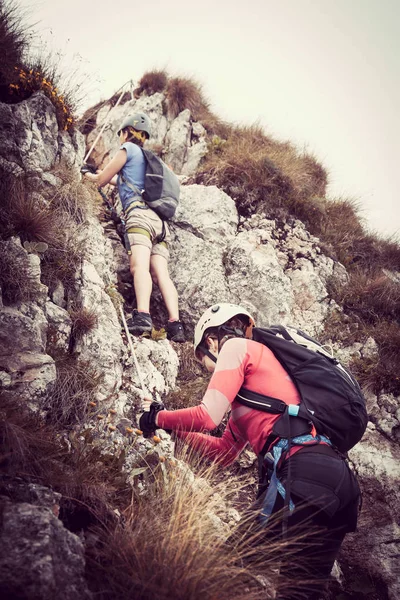 Zwei junge Frauen auf dem Klettersteig — Stockfoto